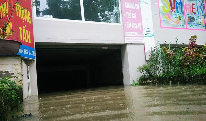 Đợt mưa lớn không chỉ khiến các tuyến đường phố Hà Nội "lụt lớn" mà còn khiến nhiều tầng hầm các khu đô thị chìm sâu trong dòng nước đục ngầu.