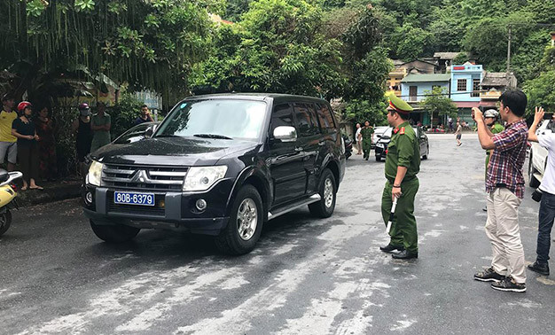 11h5 ngày 20/7, chiếc xe biển xanh biển kiểm sát Bộ Công an dừng trước cửa nhà riêng của ông Vũ Trọng Lương.