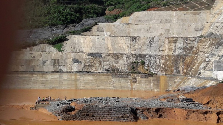 Việt Nam cũng là một trong những quốc gia sử dụng rộng rãi thủy điện để sản xuất điện năng. Và dĩ nhiên, chúng ta cũng từng gặp sự cố tương tự, dù cho hậu quả thấp hơn. Một trong những vụ việc gần đây nhất xảy ra ở Việt Nam là sự cố vỡ cống dẫn dòng thủy điện sông Bung 2 vào ngày 13/9/2016.