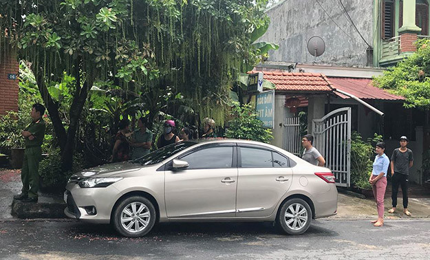 Cảnh sát yêu cầu những người không liên quan không được đến gần khu vực khám xét để thực hiện công vụ.