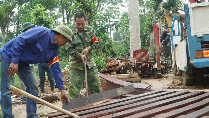 Cụ thể, chủ đầu tư "cung điện công chúa" đã xây nhà 2 tầng, diện tích mỗi tầng là 163 m2; hàng rào xung quanh xây cao 1,2 mét, chiều dài là 151,5 mét; cổng gồm 4 trụ, trong đó 2 trụ chính có kích thước 1,6 x 1,6 mét và 2 trụ nhỏ có kích thước 1,1 mét x 1,1 mét; sân vườn 35 mét x 47 mét, với tổng diện tích là 1.645 m2.