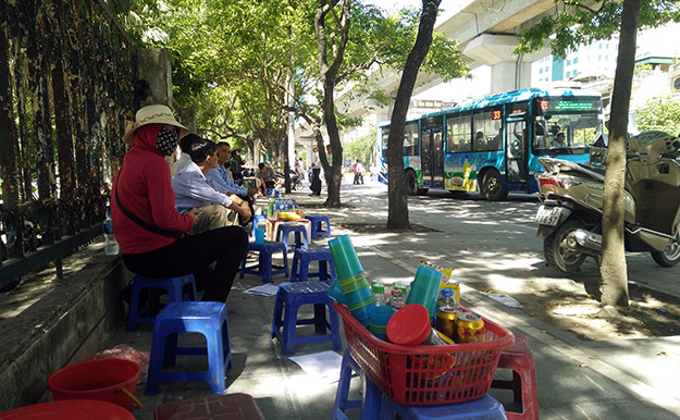 Những người bán trà đá bày xếp ghế hàng dài dọc trên vỉa hè để kinh doanh.