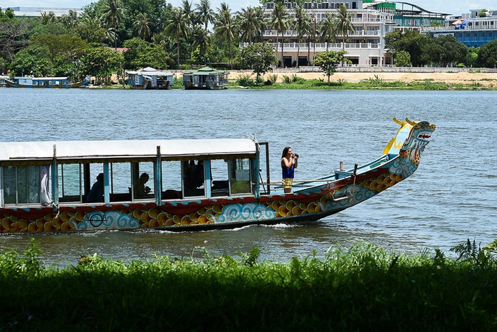 Thuyền rồng trên sông Hương cũng được nhiều du khách lựa chọn để hóng mát và ngắm cảnh. Ảnh: NGUYỄN DO