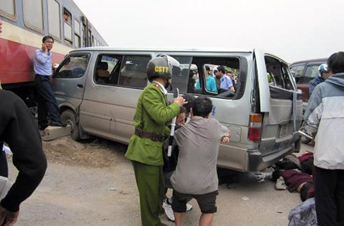 Một trong những vụ xe rước dâu gặp nạn thảm khốc nhất xảy ra cách đây 7 năm trước. Vào hồi 15h ngày 30/3/3011, tại Km 18+800 (thị trấn Tía, huyện Thường Tín, TP Hà Nội) chiếc tàu hỏa SE8 chạy hướng Nam - Bắc đã tông một xe khách chở người đi đám cưới làm 7 người tử vong tại chỗ, 2 người khác chết khi được đưa đi bệnh viện cấp cứu.