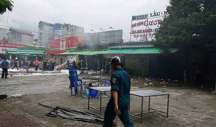 Theo thông tin ban đầu, vụ cháy quán bia hơi số 94 đường Nguyễn Hữu Thọ (phường Đại Kim, quận Hoàng Mai, TP Hà Nội) xảy ra vào khoảng 13h trưa nay.