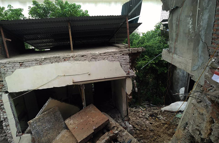 Nhiều ngôi nhà khác dù chưa trôi xuống sông Đà nhưng các mảng tường đã bị sự cố sụt lún làm tan vỡ, hư hỏng.