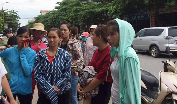Gương mặt buồn rầu của các giáo viên hợp đồng khi đứng trước cổng UBND huyện Thanh Oai. Một số cô giáo còn ôm mặt, bật khóc khi không thể nào gặp được các lãnh đạo UBND huyện Thanh Oai để được nghe một lời giải thích thỏa đáng từ các lãnh đạo.