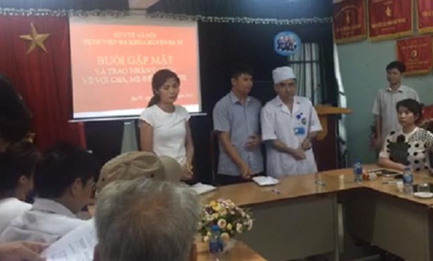 Tại buổi trao - nhận lại con đẻ, có đại diện Sở Y tế Hà Nội, cùng đại diện các cơ quan chức năng và đông đảo PV báo đài đến tham dự, đưa tin.