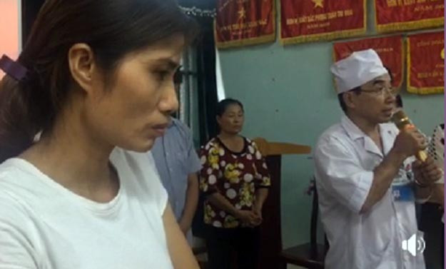 Tại buổi gặp mặt, đại diện bệnh viện chia sẻ: “Cảm ơn tới hai gia đình, mong hai gia đình tiếp tục nuôi dạy hai cháu nên người…”. Đồng thời phía bệnh viện cũng trao mức đền bù mà trước đó đã thỏa thuận cho hai gia đình.