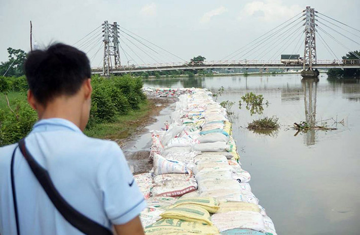 Tại khu vực các đoạn đê sông Bùi chủ yếu là địa phận xã Thanh Bình, huyện Chương Mỹ mực nước hiện đã giảm mạnh giúp người dân bớt lo lắng.