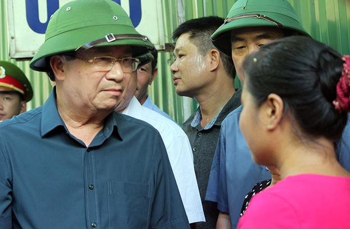 Liên quan đến vụ hàng loạt nhà đổ xuống sông Đà đêm qua, chiều ngày 31/7, Phó Thủ tướng Chính phủ Trịnh Đình Dũng và Trưởng ban chỉ đạo Trung ương về phòng chống thiên tai, Bộ trưởng Bộ NN&amp;PTNT Việt Nam Nguyễn Xuân Cường đã đến làm việc tại Hòa Bình.