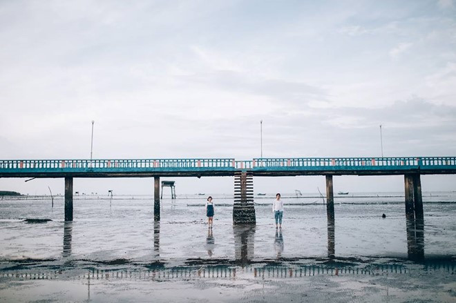 Nằm cách TP.HCM 70km, bãi biển Tân Thành thuộc địa phận huyện Gò Công Đông (tỉnh Tiền Giang) đang là điểm đến của nhiều bạn trẻ. Từ lâu, nơi này đã được biết đến như một trong những bãi biển cát đen dài nhất Việt Nam. Tuy nhiên, thời gian gần đây, giới trẻ mới chú ý tới nó. Ảnh: Viên Diệu Phát.