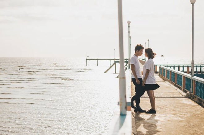 Đây là địa điểm lý tưởng dành cho hội thích chụp ảnh sống ảo, "so deep", bởi cảnh vật còn hoang sơ và chưa bị khai phá nhiều. Cây cầu 300 m nối dài ra biển đầy lãng mạn cũng là yếu tố khiến bãi biển Tân Thành trở nên nổi tiếng. Nhiều bạn trẻ cho hay một điều không thể bỏ qua khi đến đây là ngắm bình minh ở biển. Không quá khó để mọi người lựa chọn cho mình một khoảnh khắc như ý, vì vùng biển này khá vắng lặng. Đặc biệt, hình ảnh ngư dân bình dị đánh bắt ngay trên biển cũng thu hút những ai chuyên "săn" ảnh. Ảnh: Viên Diệu Phát.