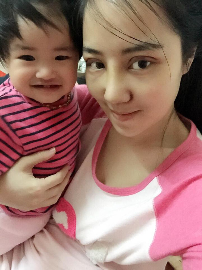 Minh Châu chia sẻ: "Phụ nữ sống hết mình vì chồng, con nhưng đừng bao giờ quên chăm lo đến bản thân mình. Phải đẹp! Đừng nghĩ làm đẹp để giữ chồng. Mọi thứ cứ tuân theo tự nhiên, làm đẹp để thấy mình quan trọng, để biết nâng niu bản thân. Làm để thấy mình thành công, để mình tự tin, hãnh diện và để yêu chồng, yêu con nhiều hơn nữa!".