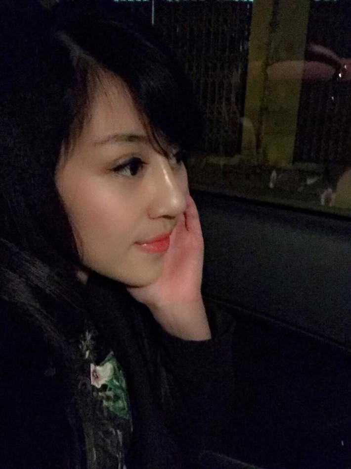 Bà mẹ 9X chia sẻ thêm về quá trình làm phẫu thuật thẩm mỹ: "Có làm rồi mới thấy khâm phục các chị em nhiều lắm! Đau như thế cơ mà. Cũng phải nhờ đến sự động viên của một số người em mới can đảm làm phẫu thuật 3 chỗ liền một lúc. Lúc tiêm tê đau tưởng chết nhưng vẫn cố chịu, vì đấy chỉ là đau ngoài da, có thể chịu được. Đau trong lòng mới thật sự đáng sợ".