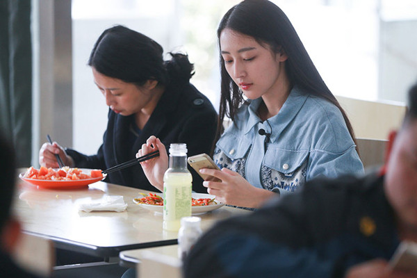 Bị cuốn hút bởi vẻ đẹp của Tôn Thụy Tử, đến giờ ăn điểm tâm tại căng tin cũng có phóng viên bám theo cô.