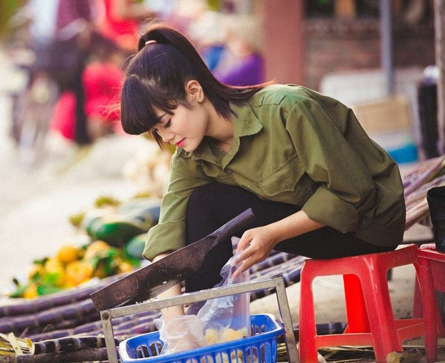 Loạt ảnh về cô bán mía Hải Dương tuy kích thích trí tò mò của nhiều bạn trẻ, có được lượng like lớn trong thời gian ngắn nhưng nhìn vào dáng vẻ của nhân vật chính, màu sắc và góc chụp ảnh… không ít dân mạng cũng tỏ ý hoài nghi.