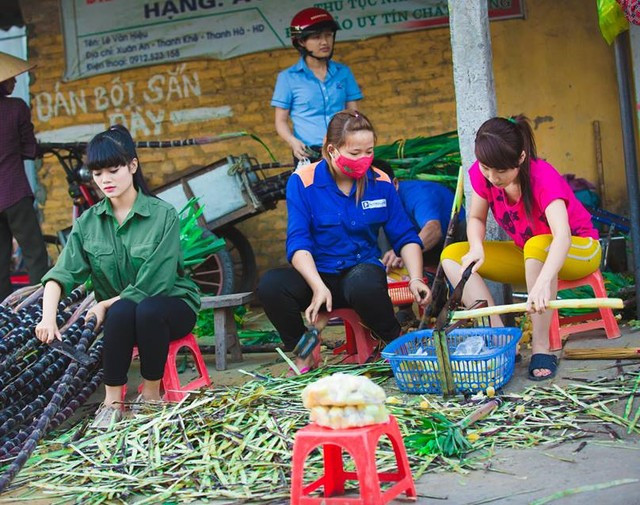 Ngoài ra cô gái bán mía còn có nước da trắng bóc, đôi tay nhỏ nhắn… không giống với những cô gái bán hàng rong thường có những nét lam lũ, chút lấm lem nhưng rất thật và giản dị.