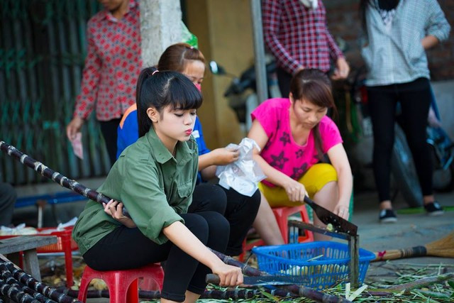 Loạt ảnh được lan truyền trên một fanpage nổi tiếng, kích thích trí tò mò của nhiều bạn trẻ. Cô bán mía xinh đẹp ở Hải Dương ngay sau đó được dân mạng tìm kiếm, truy lùng thông tin. Nhiếp ảnh gia Dẻo Mỏ cũng nhận được nhiều lời hỏi thăm, xin địa chỉ, nơi cô bán mía xinh đẹp bán hàng.