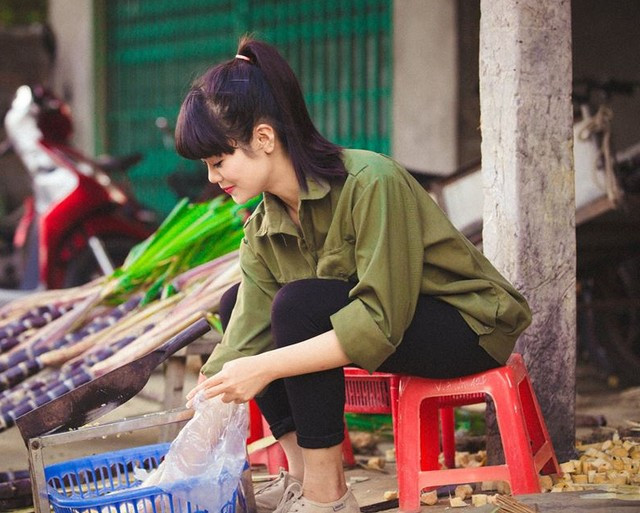 Dù nhiếp ảnh gia Dẻo Mỏ chia sẻ trên trang cá nhân của mình rằng vô tình gặp “hot girl bán mía” khi đang đi trên đường nhưng sau khi xem ảnh, một số dân mạng cho rằng đây là một bộ ảnh sắp đặt. Cô gái tên Quỳnh là người mẫu trong bộ ảnh nên được trang điểm khá kỹ càng và thường khoe nụ cười khá “kịch”.