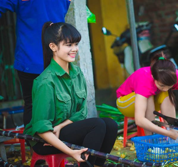 Nhiếp ảnh gia Dẻo Mỏ chia sẻ trên một trang tin giới trẻ rằng anh vô tình nhìn thấy cô bán mía xinh đẹp nên đã tranh thủ chụp nhanh trong vòng gần 30 phút. Không sắc nước hương trời nhưng khuôn mặt mang nhiều nét xinh xắn, được trang điểm và nét duyên dáng của cô bán mía khiến nhiếp ảnh gia trẻ không thể ngưng ngắm nhìn.