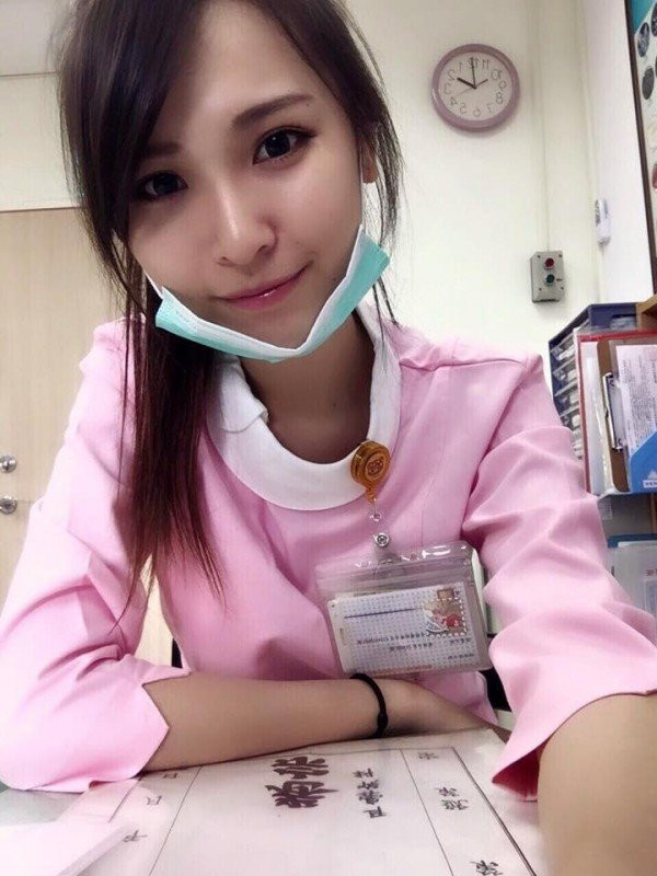 Mới đây, dân mạng Trung Quốc thích thú truyền tay nhau loạt ảnh về một nữ y tá xinh đẹp với nụ cười hiền từ, dễ “gây thương nhớ”. Loạt ảnh được lan truyền với tốc độ chóng mặt khiến các anh chàng phải đổ xô đi tìm kiếm thông tin về nhân vật chính.