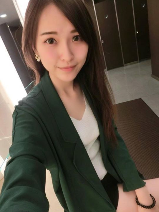 Tử Vân Lâm sở hữu thân hình thon gọn, khuôn mặt ưa nhìn với đôi mắt to tròn, sống mũi cao cùng đôi môi rất lôi cuốn. Dân mạng nhận xét nữ y tá trẻ tuổi có nhan sắc không hề thua kém bất cứ hot girl mạng nào ở Trung Quốc.