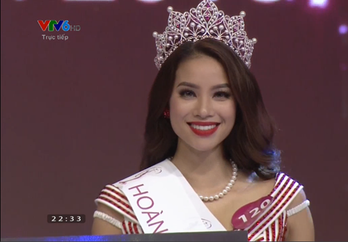 Vượt qua 44 thí sinh khác trong đêm chung kết Hoa hậu Hoàn vũ Việt Nam 2015 diễn ra vào tối qua tại Nha Trang, Phạm Thị Hương là người giành vương miện, chiến thắng cuối cùng. Ngoài vương miện Hoa khôi, Phạm Thị Hương còn giành thêm một giải thưởng phụ khác là Người đẹp biển. Ảnh: VTV, BTC. FBNV.