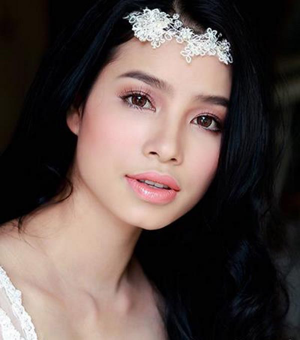 Việc Phạm Thị Hương vừa dính vào scandal nhưng vẫn đăng quang, trở thành hoa hậu cũng tạo ra không ít tranh cãi trên mạng ngay sau khi đêm chung kết Hoa hậu Hoàn vũ kết thúc. Khán giả nhiều người lục tìm những thông tin, hình ảnh cũ liên quan đến tân hoa hậu Phạm Thị Hương để tự tìm ra câu trả lời.