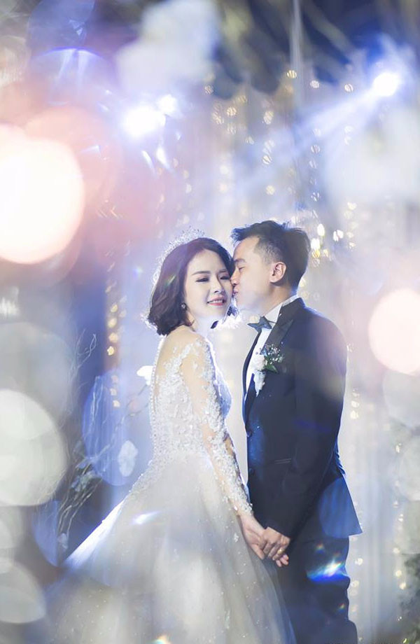 Không đẹp trai, không cao ráo, không phong cách cũng chẳng lãng mạn, Ninh cưa đổ Trang chung quy cũng nhờ hai chữ 'chai mặt', hay nói cách khác là kiên trì. Cụ thể, đến ngày thứ 13 - 14 quen nhau, cuối cùng chàng cũng nắm được tay nàng. Điều đáng ngạc nhiên nhất là bên ngoài Trang có vẻ tự tin, nhanh mồm nhanh miệng, tự tin là vậy nhưng đến lúc nắm nay, cô nàng hoàn toàn chẳng giống phụ nữ thế kỷ 21 khi mặt mũi đỏ tưng bừng, còn thẹn thùng giật tay ra như thiếu nữ chưa 18.