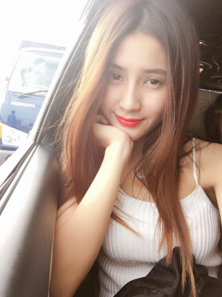Chia sẻ suy nghĩ về thế hệ 'teen' thời đại mới, An cho biết, một vài bạn trẻ hiện nay có những hành động thiếu suy nghĩ và phát ngôn tiêu cực trên mạng xã hội, khiến nhiều người không có cái nhìn thiện cảm. Với An, việc gì cũng nên suy nghĩ thận trọng và hướng đến lối sống tích cực. Còn trẻ không có nghĩa là được phép làm sai và thể hiện 'cái tôi ngôn cuồng' như vậy. Đặc biệt với thế hệ 'teen' thời đại mới thì phẩm chất đạo đức và lối sống là điều cực kỳ quan trọng. Tham gia Miss Teen 2017, mình cũng sẽ cố gắng mang những điều tích cực, những lý tưởng sống đúng đắn đến các bạn thí sinh khác.