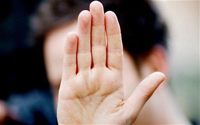 Màu sắc của lòng bàn tay. Người có lòng bàn tay màu trắng thường có số sướng, dễ có cơ hội kết hôn với người giàu có. Nếu lòng bàn tay có màu máu đỏ thì là người khó kiếm tiền. Nếu lòng bàn tay có màu vàng đậm thì khó kết hôn với người giàu.