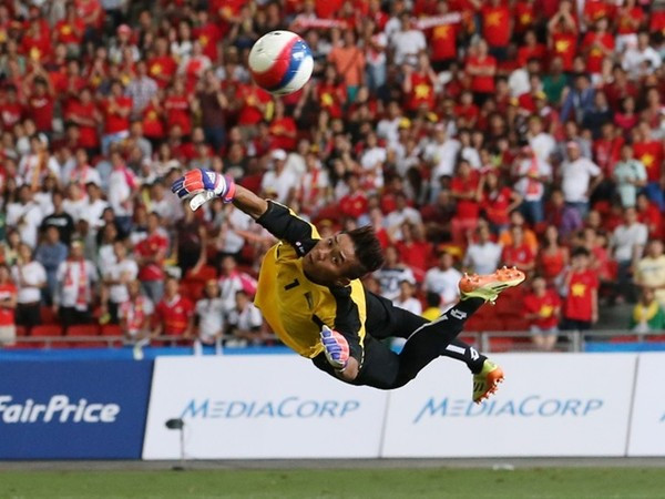 Trang Goal phiên bản Thái Lan vừa công bố đội hình tiêu biểu, tập hợp các cầu thủ xuất sắc, được đánh giá cao nhất tại SEA Games 28. Các chuyên gia lựa chọn đội hình 4-1-4-1, án ngữ khung thành là thủ môn Kyaw Zin Phyo của Myanmar. Đây chính là thủ môn đã liên tục cản phá những pha dứt điểm của Mạc Hồng Quân giúp U23 Myanmar có được chiến thắng may mắn ở trận bán kết gặp U23 Việt Nam.