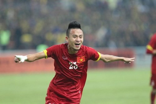 Tiền vệ cánh trái đầy tốc độ Võ Huy Toàn của U23 Việt Nam, với những gì đã thể hiện, anh xứng đáng có mặt trong đội hình tiêu biểu và được vinh danh. Huy Toàn có cái chân trái cực "dị", những pha di chuyển, xuất hiện đúng lúc như "từ dưới đất chui lên", từng làm khuynh đảo nhiều hàng phòng ngự và có được 5 bàn thắng đều rất đẹp mắt.