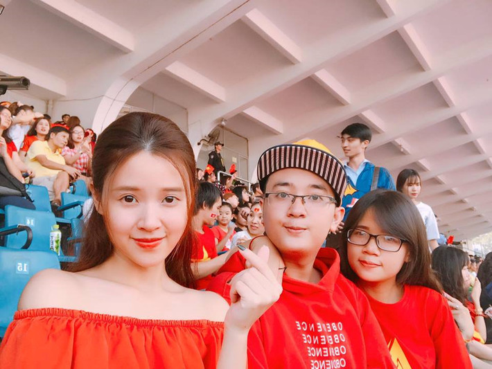Hot girl Midu có cậu em điển trai là Đặng Trung Hiếu, 23 tuổi. Trung Hiếu tốt nghiệp THPT Gia Định giống chị gái và từng nhận được học bổng của ĐH Việt Đức (VGU) với điểm thi đầu vào đạt 90,80. Tuy có chị gái là người nổi tiếng, Trung Hiếu sống rất giản dị.
