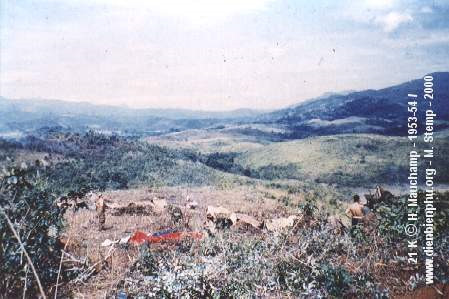 Tháng 11/1953, thung lũng Điện Biên Phủ vẫn khá yên tĩnh. Tại các làng bản quanh đó người dân vẫn sống một cuộc sống bình thường, dù hai tiểu đoàn Pháp đang đóng quân ở đây. Nhưng mọi thứ nhanh chóng bị xáo trộn khi những chiếc dù màu trắng phủ kín bầu trời. Hàng nghìn lính Pháp đã đổ bộ xuống Điện Biên Phủ. Ảnh: Lính Pháp đóng quân tại cứ điểm Dominique.