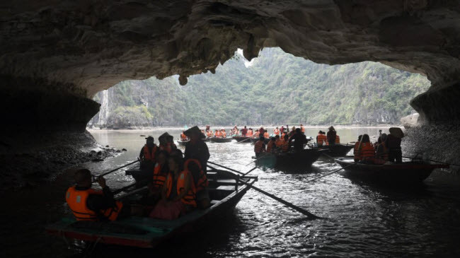 Vịnh Hạ Long, Việt Nam: Là một trong những kỳ quan thiên nhiên hấp dẫn nhất Đông Nam Á, Vịnh Hạ Long có 1.969 hòn đảo đá vôi nằm giữa biển xanh và lặng sóng. Đây là một trong những địa điểm đẹp nhất trên thế giới.