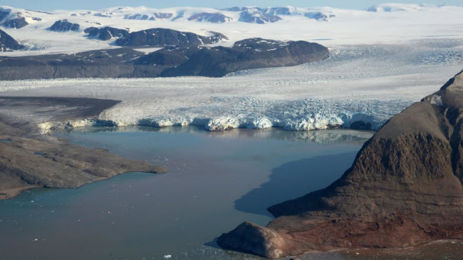 Svalbard, Na Uy: Nằm giữa Bắc Cực và đất liền của Na Uy, quần đảo Svalbard là địa điểm lý tưởng để khám phá cực bắc của Trái đất và ngắm dòng sông băng.