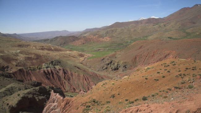 Núi Toubkal, Ma-rốc: Núi Toubkai được gọi là nóc của của Bắc Phi. Dọc hành trình chinh phục ngọn núi này, du khách có cơ hội chiêm ngưỡng vẻ đẹp hùng vĩ của dãy núi Atlas.