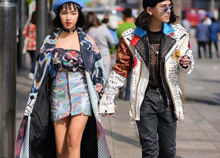 Trước đó, Decao - Châu Bùi từng tham gia Seoul Fashion Week 2016. Phong cách cá tính của đôi trẻ nhanh chóng được chú ý, xuất hiện trên các tờ báo lớn, blog thời trang đình đám như Vogue, Elle, Harper's Bazaar... và được Vogue đăng ảnh street style trong loạt bình chọn những bức hình đẹp nhất.