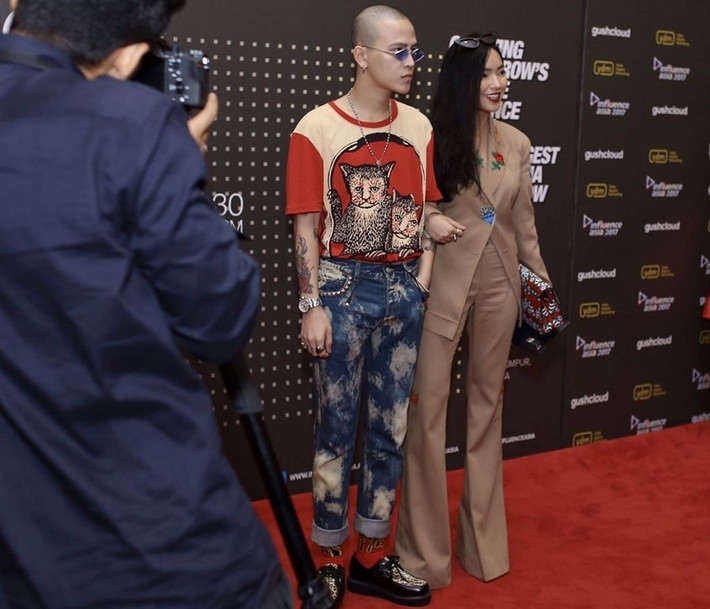 Nhờ phong cách thời trang ấn tượng, Decao được đề cử hạng mục Fashion tại Influence Asia 2017. Khi tham dự sự kiện này, anh lại bất ngờ trở thành tâm điểm trên mạng khi vướng phải nghi vấn đạo nhái phong cách của thành viên Ten (nhóm nhạc Hàn NCT) và mặc đồ fake.
