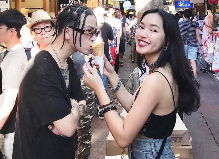 Decao là bạn trai của hot girl Châu Bùi. Cả hai là một trong những cặp hot teen được giới trẻ yêu mến. Đẹp đôi từ ngoại hình đến cá tính, họ được dân mạng nhận xét là 'sinh ra để dành cho nhau'. Dù đi du lịch hay cùng nhau xuất hiện trong các sự kiện, phong cách ăn mặc của Châu Bùi - Decao đều thu hút sự chú ý.