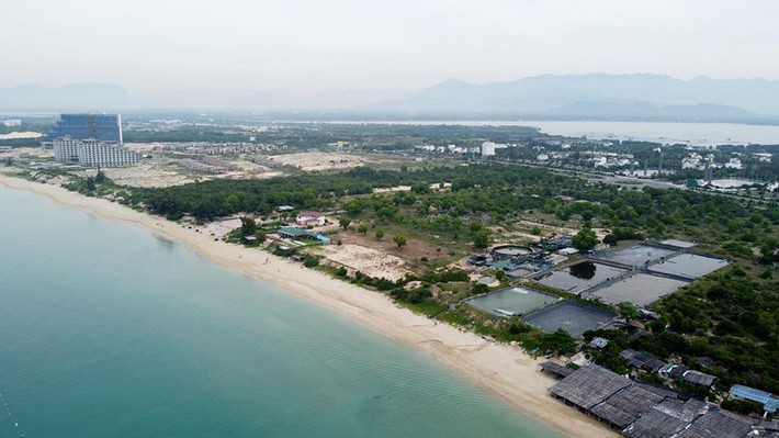Theo anh Tân, người dân, Bãi Dài là bãi tắm từ xưa đến nay với làn nước trong xanh, được du khách ưa thích, cạnh đó là các resort và khu nghỉ dưỡng cao cấp. Thế nhưng không hiểu lý do gì tại dự án Khu nghỉ mát Hoàng Gia lại xuất hiện trang trại nuôi tôm ngay cạnh bờ biển. "Khoảng 7 đến 10 ngày họ xả nước thải một lần, nước thải màu đen nhìn rất phản cảm khiến du khách e ngại" - anh Tân cho biết. (Ảnh: Trung Vũ).