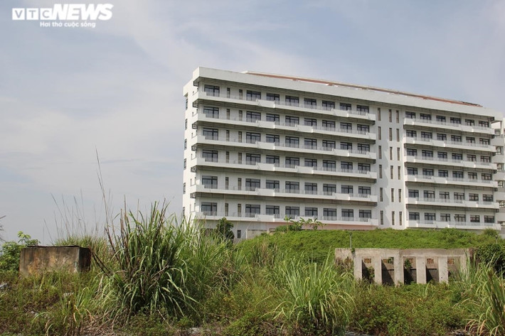 Xây dựng xong nhưng bỏ hoang, nhiều hạng mục tại bệnh viện Bạch Mai cơ sở 2 bị cây cối che phủ um tùm. (Ảnh: VTC News).