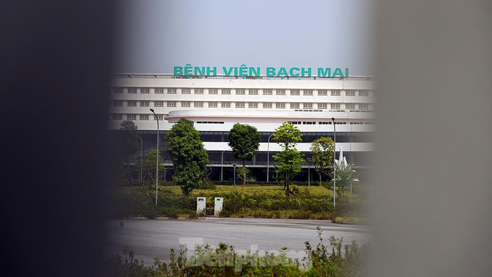 Bệnh viện Bạch Mai cơ sở 2 gần 5.000 tỷ cổng đóng then cài, hoang hoá nhanh chóng. (Ảnh: Tiền Phong).