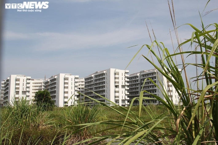 Trong đợt dịch COVID-19 vừa qua, bệnh viện này được thay đổi chức năng thành Bệnh viện dã chiến điều trị COVID-19 tại khu vực Hà Nam. Sau khi dịch bệnh hạ nhiệt, bệnh viện lại trở về cảnh "cửa đóng then cài". (Ảnh: VTC News).