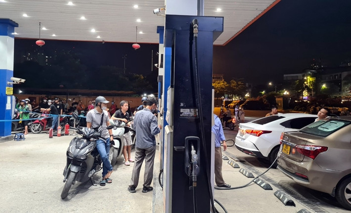 Các tài xế xe ô tô cũng đua nhau đi đổ xăng lúc nửa đêm. Tuy nhiên, tại cửa hàng này chỉ có 2 cây còn xăng, một số tài xế vì không thể kiên nhẫn xếp hàng chờ lâu nên đã rời đi mà chưa đổ được.