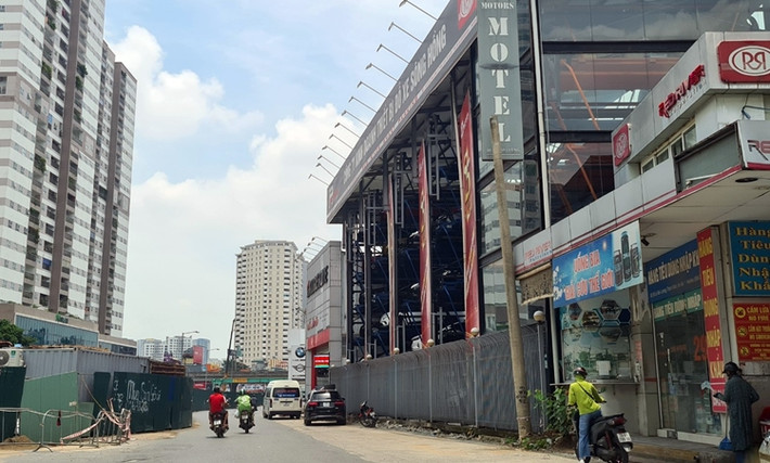 Khu để xe có mai che bằng hệ kết cấu thép và mái tôn, diện tích 2.112m2, tầng cao 02 tầng, chiều cao 9,4m; Khu dịch vụ và vệ sinh công nghiệp cho xe bằng hệ thống kết cấu thép và mái tôn, diện tích 491m2, tầng cao 01 tầng, chiều cao 8,3m;