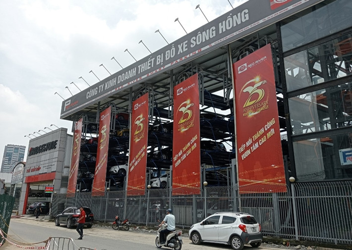 Trong đó chỉ rõ, nhiều sai phạm tại dự án bãi đỗ xe, trạm cung cấp nhiên liệu, cây xanh đô thị và dịch vụ công cộng do Công ty TNHH Du lịch và Thương mại Sông Hồng (gọi tắt Công ty Sông Hồng) làm chủ đầu tư.