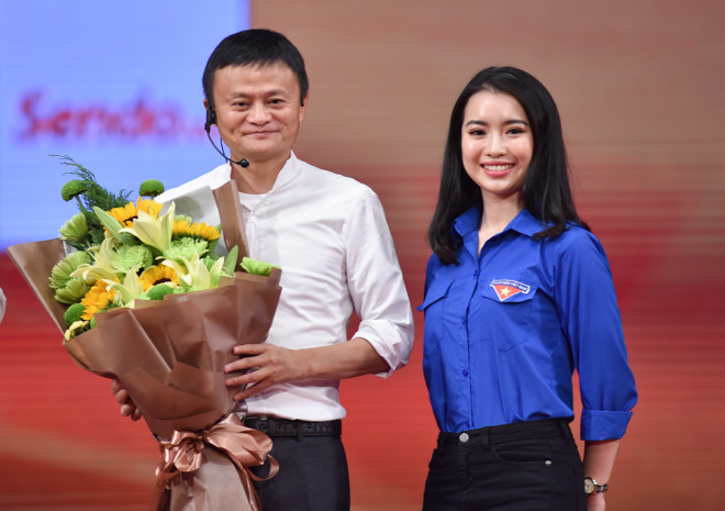 Ngô Khánh Linh - hoa khôi Học viện Ngoại giao - đại diện hơn 3.000 sinh viên Việt Nam đối thoại với Jack Ma chiều 6/11 tại Hà Nội. Hình ảnh cô gái selfie cùng vị tỷ phú nổi tiếng, tự tin trò chuyện, dẫn dắt buổi giao lưu khiến nhiều người ngưỡng mộ. Ảnh: Việt Hùng.